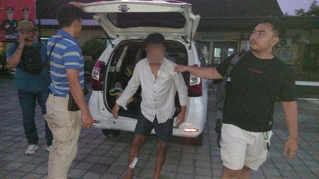 BIAR KAPOK: Pelaku pencurian sepeda motor berinisial SF alias Berangus kakinya ditembak polisi usai ditangkap, Sabtu (18/10).&nbsp;