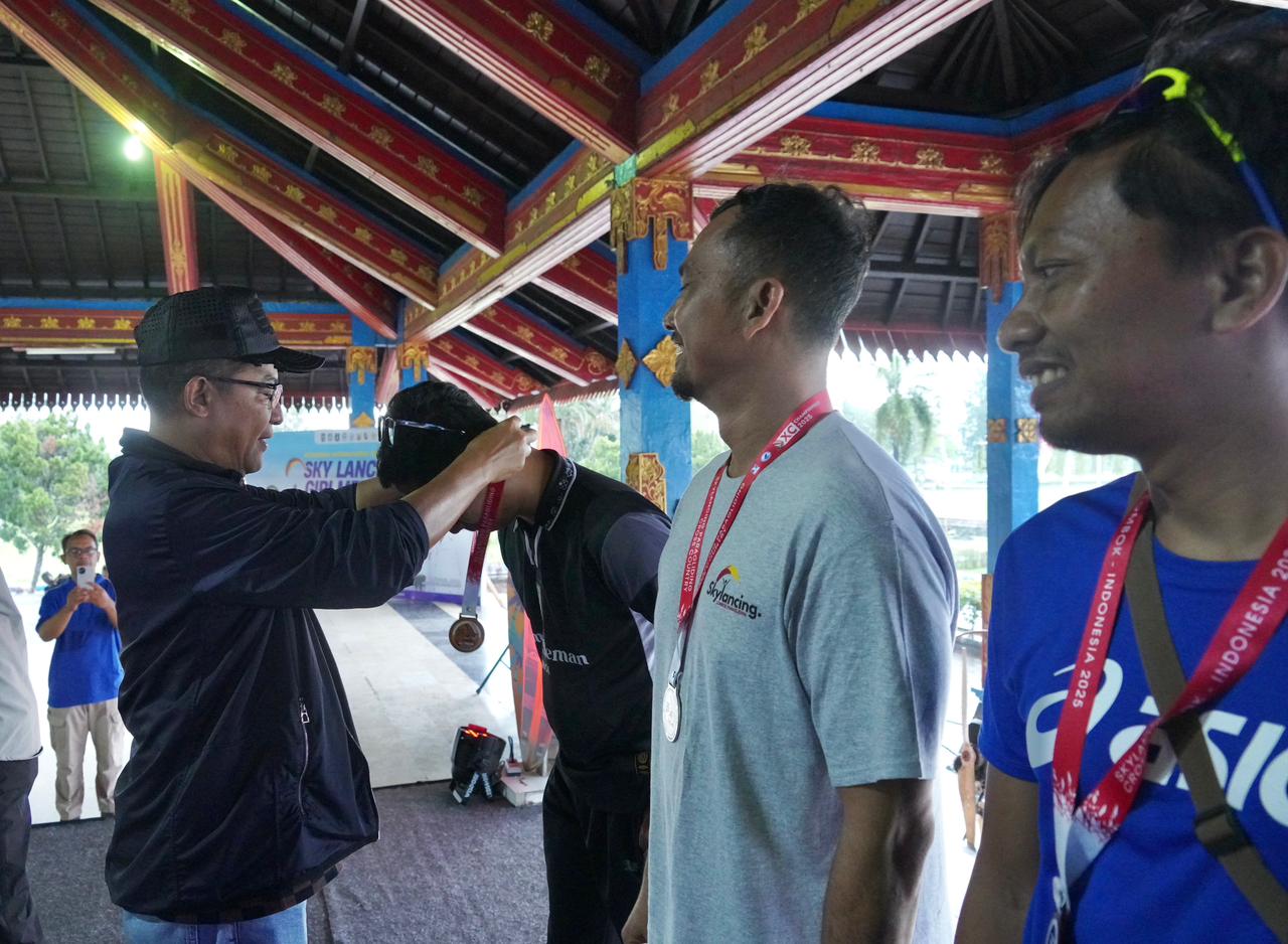 Kapolda NTB Irjen Pol Hadi Gunawan mengalungkan medali kepada pemenang Sky Lancing XC Championship 2025.