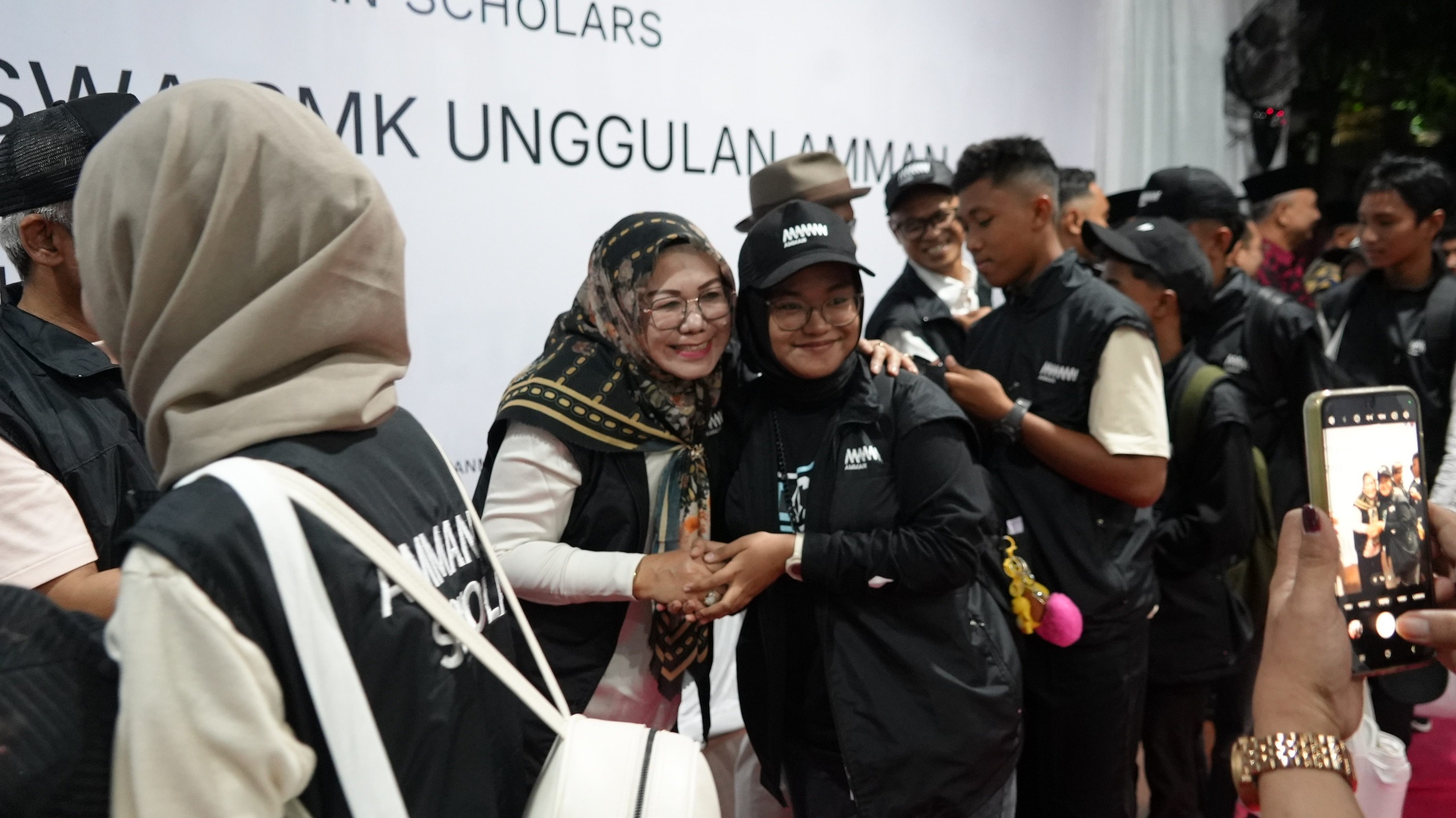 Suasana bahagia mewarnai pelepasan peserta beasiswa AMMAN Scholars tahun 2025. Tahun ini AMMAN MINERAL mengirim 46 siswa ke tujuh SMK unggulan di Kudus, Malang dan Ponorogo.