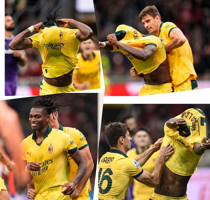 Aksi Rafael Leao yang hendak membuka baju usai mencetak gol kedua, namun dihalangi rekan setimnya di AC Milan Matteo Gabbia.