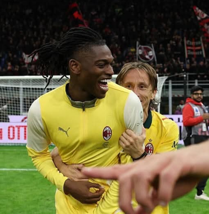 Rafael Leao dan Luka Modric, dua bintang AC Milan.