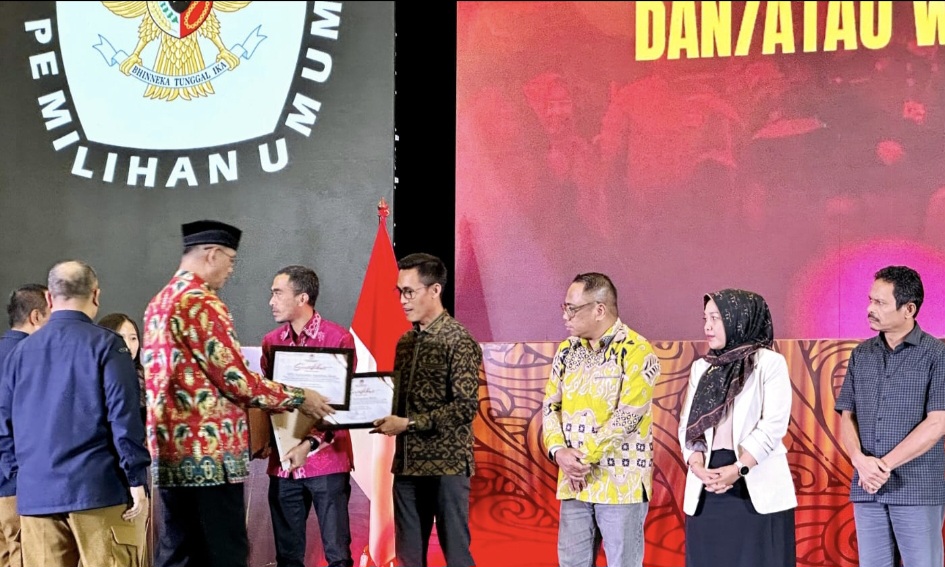 Ketua Divisi Partisipasi Masyarakat dan SDM KPU NTB Agus Hilman menerima piagam penghargaan dalam Indeks Partisipasi Pilkada (IPP) Pilkada 2024, Sabtu (18/10).