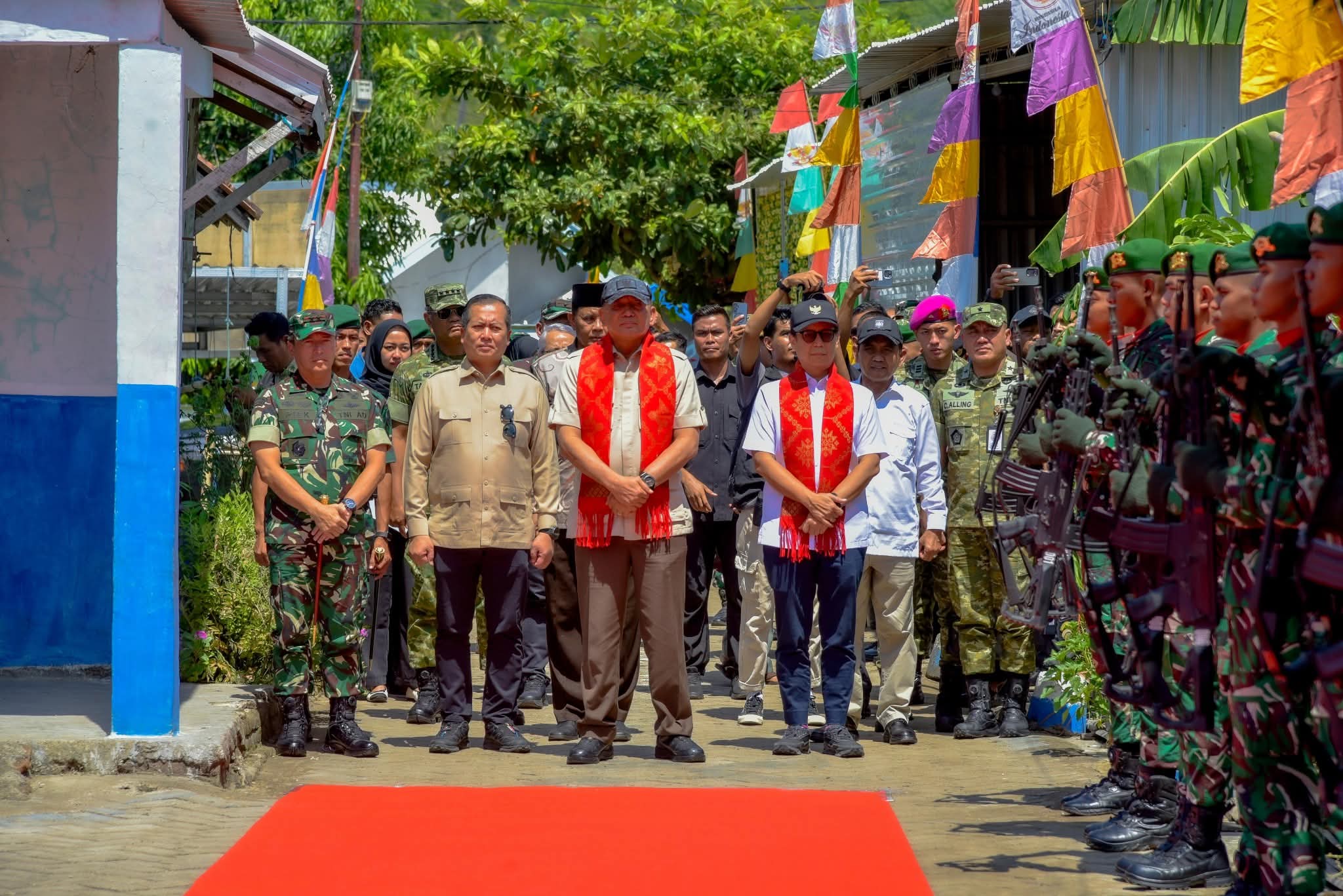 Gubernur NTB Lalu Muhamad Iqbal mendampingi Menteri Pertahanan, Menteri Kesehatan dan Panglima TNI meninjau pembangunan Batalion Infanteri Teritorial Pembangunan 835/Samota Yudha Bakti Sumbawa.