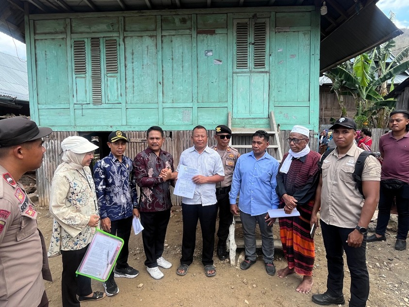 Tim Juru Sita PN Raba Bima saat mengeksekusi objek sengketa di Desa Renda, Kecamatan Belo, Kabupaten Bima, pekan lalu. (Dok Dandapala)