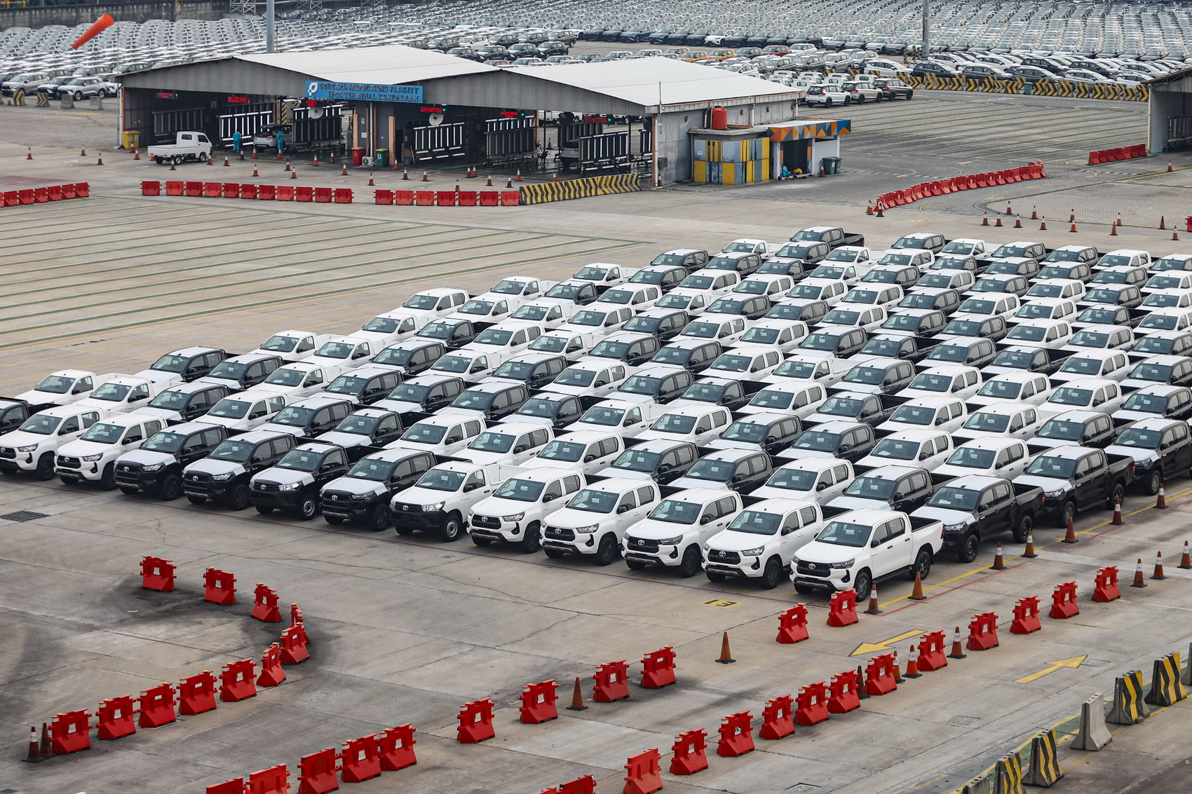 Sejumlah mobil yang akan di ekspor terparkir di IPCC Terminal Kendaraan, Pelabuhan Tanjung Priok, Jakarta, Senin (6/10/2025). Gabungan Industri Kendaraan Bermotor Indonesia (Gaikindo) berharap pasar ekspor dapat menjadi penopang kinerja penjualan mobil do