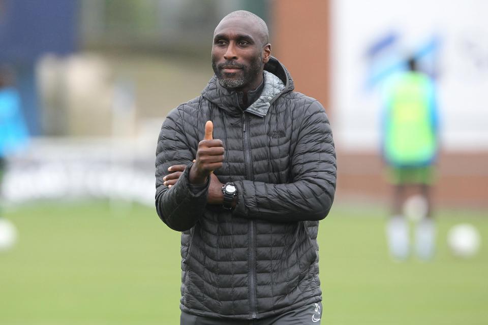 Sol Campbell klaim Arne Slot cuma beruntung warisi skuad kuat di Liverpool, beda dengan Arteta yang bangun Arsenal dari dasar.
