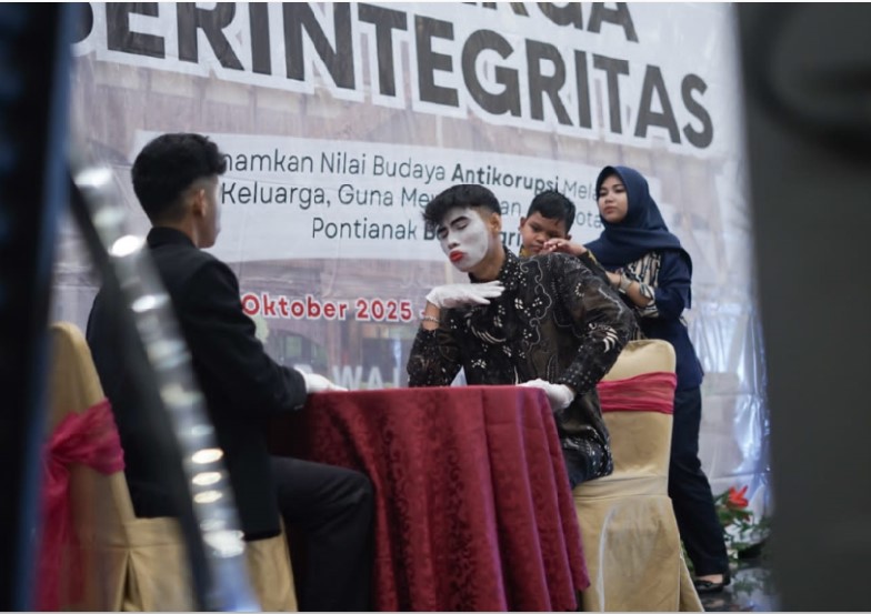 PANTOMIM: Siswa SLB B Dharma Asih Pontianak saat menampilkan pantomim dalam kegiatan bimtek keluarga berintegritas di Inspektorat Pontianak.