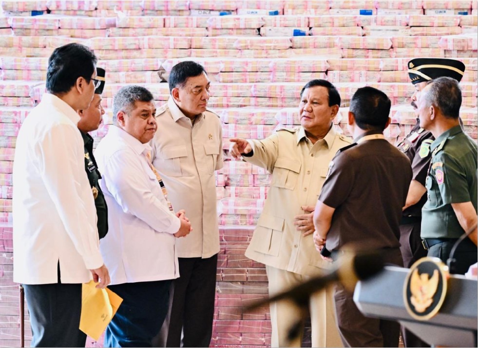 UNTUK RAKYAT: Presiden Prabowo Subianto menyaksikan penyerahkan uang rampasan kasus korupsi yang totalnya mencapai Rp 13,255 triliun dari Kejaksaan Agung kepada Kementerian Keuangan.