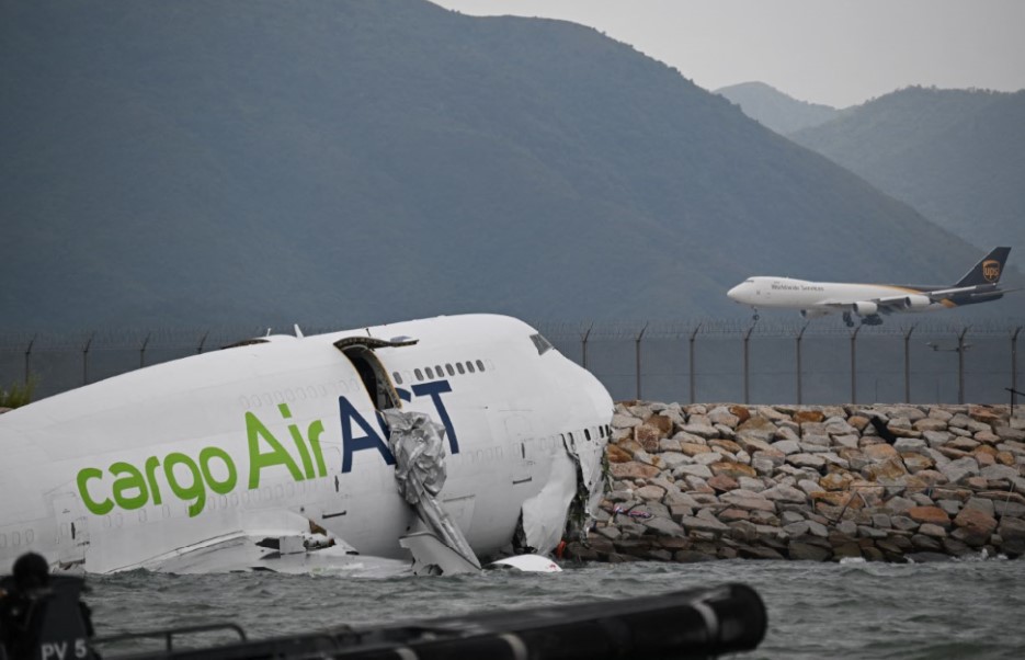 INSIDEN: Sebagian badan pesawat Cargo Air milik ACT Airlines terendam setelah terperosok ke laut di sisi utara landasan pacu Bandara Hongkong Senin (20/10).
