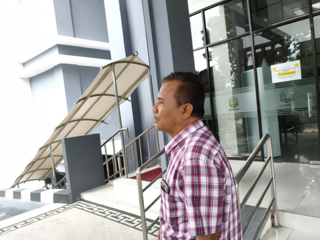 KOOPERATIF: Mantan Komisaris PT GNE Afwani memberikan keterangan usai diperiksa di kantor Kejati NTB, Senin (20/10).