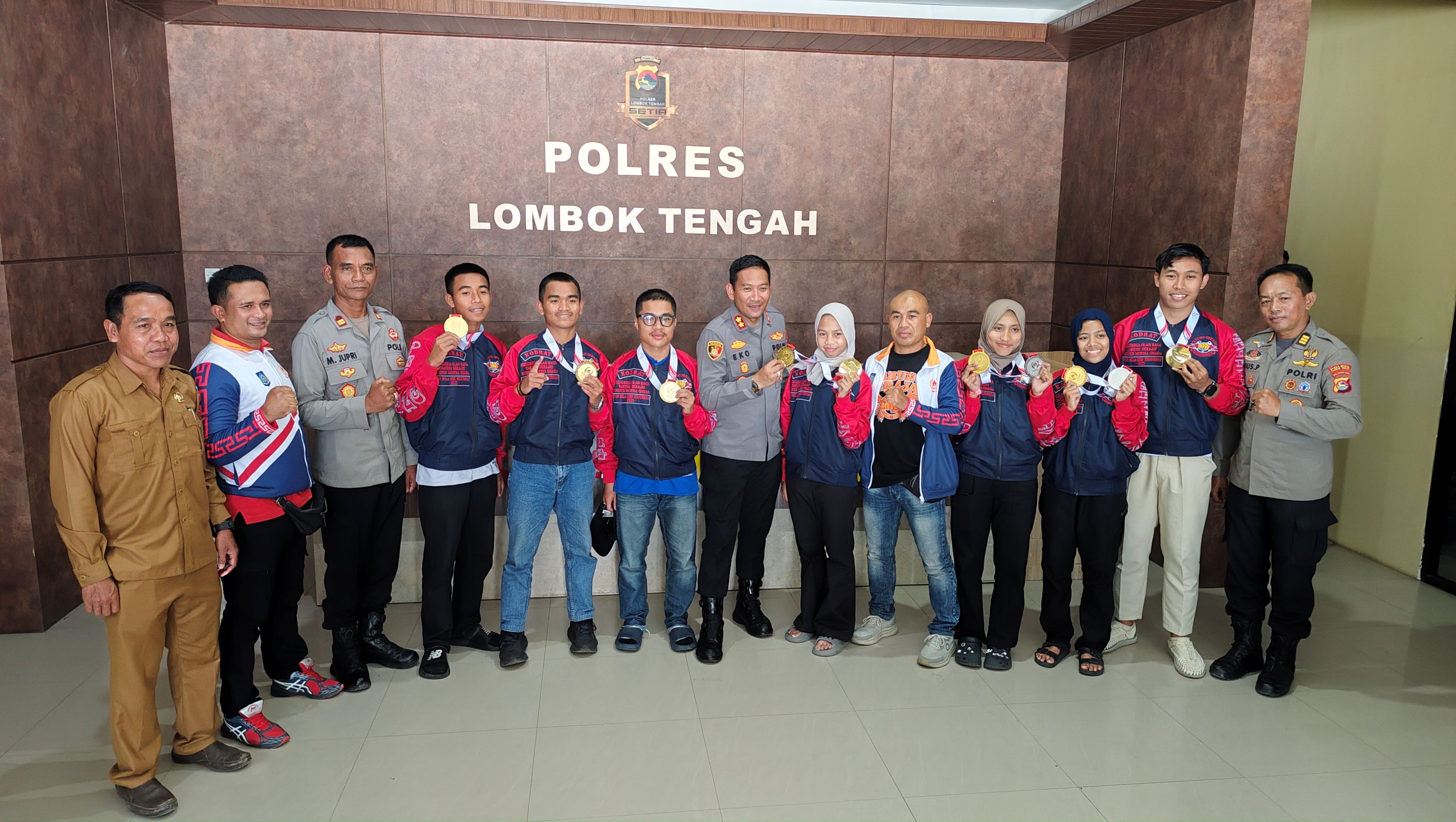 Kapolres Lombok Tengah AKBP Eko Yusmiarto (paling tengah) berfoto bersama para atlit tarung derajat usai berlaga pada ajang PON Bela Diri Kudus 2025 di Jawa Tengah, Senin (20/10).