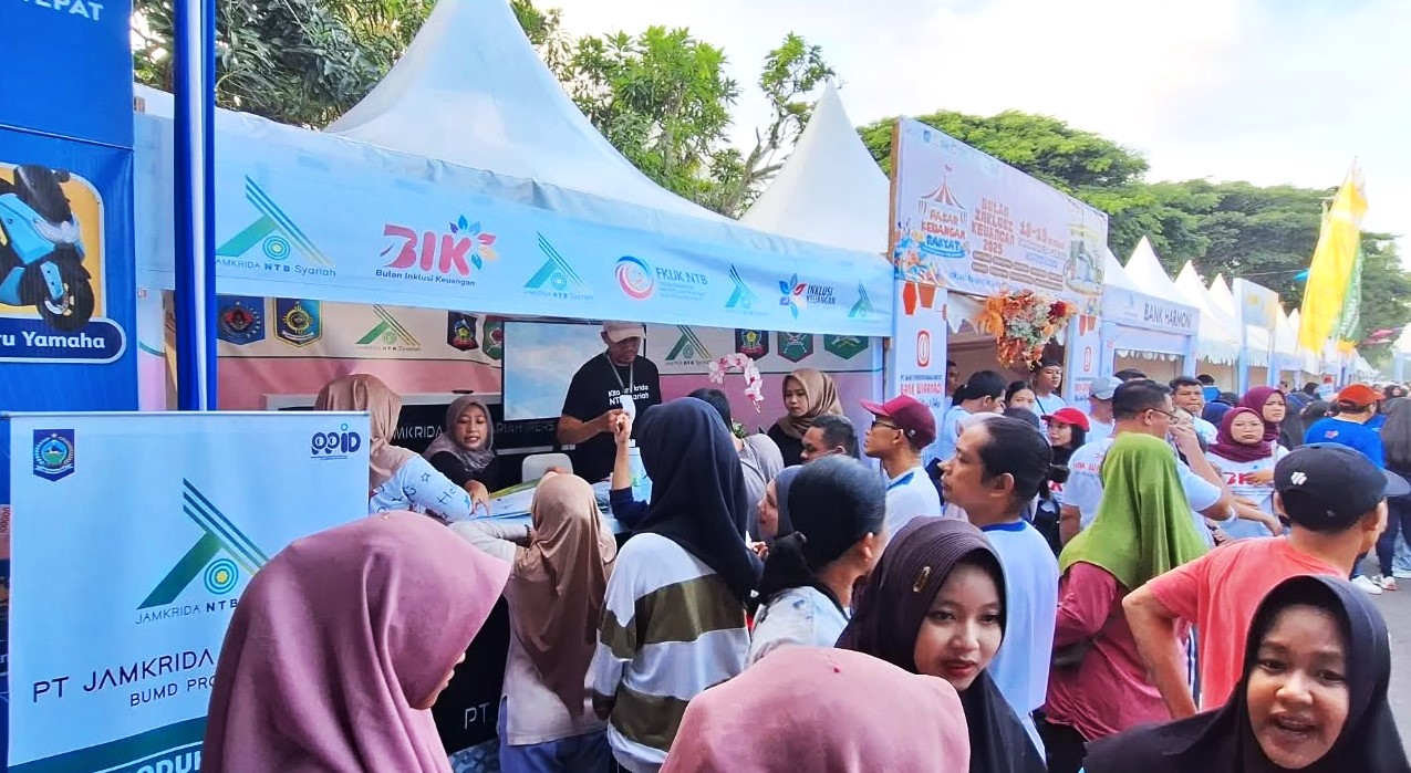 Warga NTB yang antusias mengikuti kegiatan Bulan Inklusi Keuangan (BIK) di Lombok Barat, Minggu (19/10).