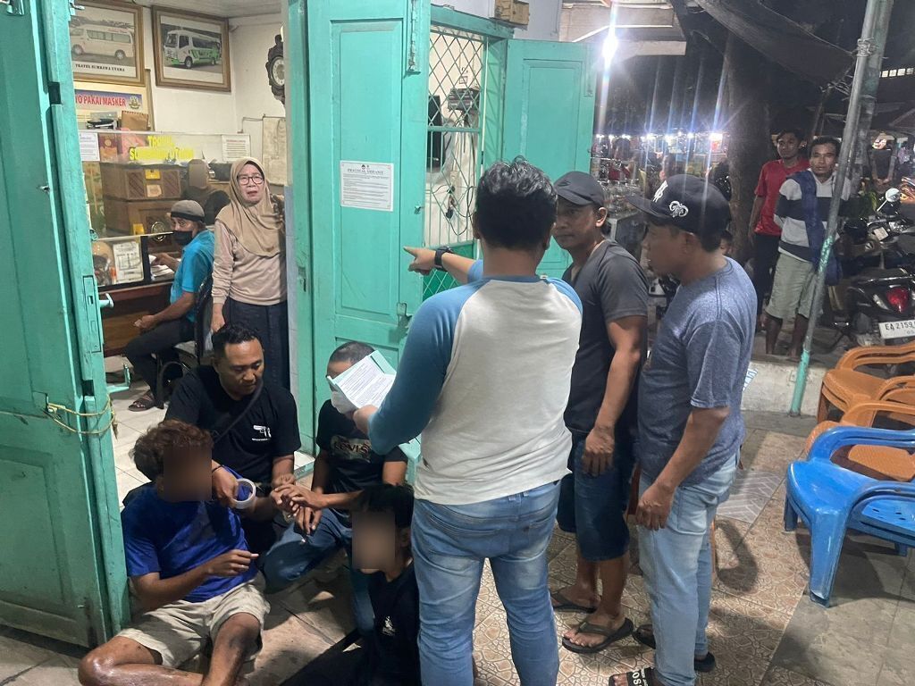 PENANGKAPAN: Tim Berantas BNN NTB meringkus kurir ganja usai mengambil paket berisi ganja di Jalan Diponegoro Bugis, Sumbawa, Minggu (19/10) lalu.