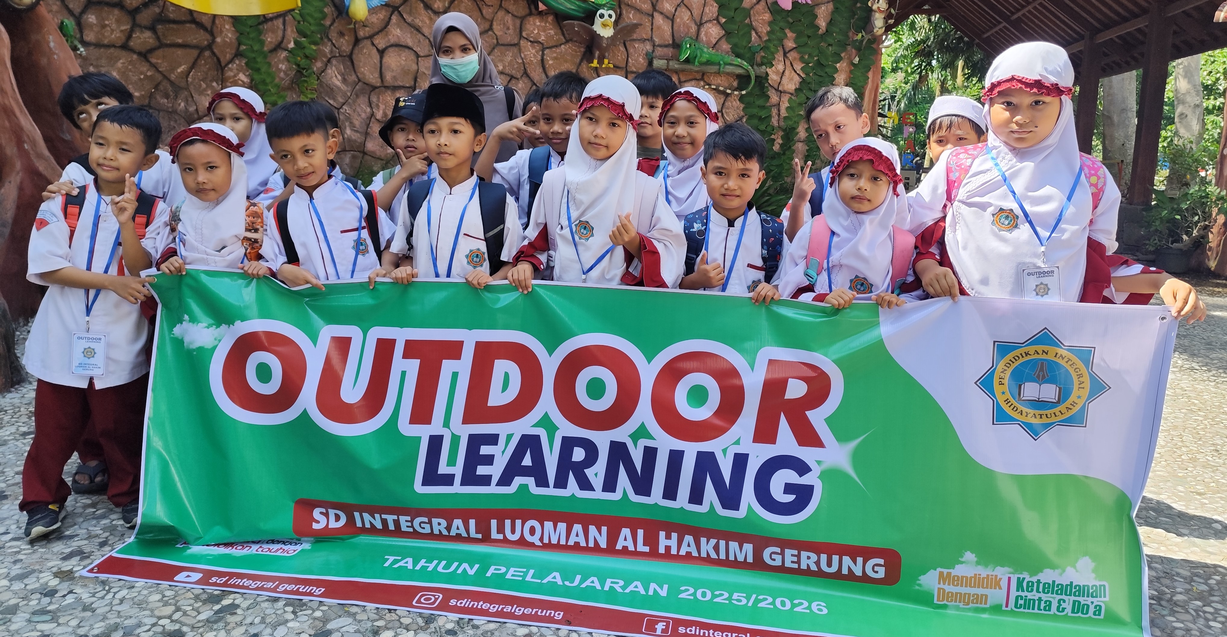 Siswa SD Integral Luqman Al Hakim Gerung foto bersama pada kegiatan Outdoor Learning yang digelar di Wahana TV9 Gerimax, Lombok Barat. Sekolah ajak siswa belajar menyenangkan melalui outdoor learning.