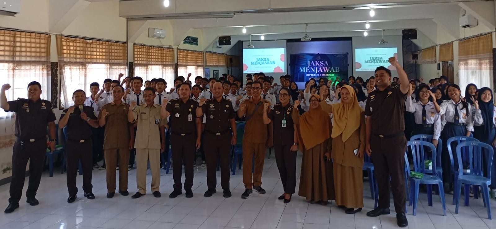 Pihak Kejari Mataram foto bersama guru dan siswa SMPN 2 Mataram pada program JMS di aula sekolah setempat, Senin lalu (20/10).