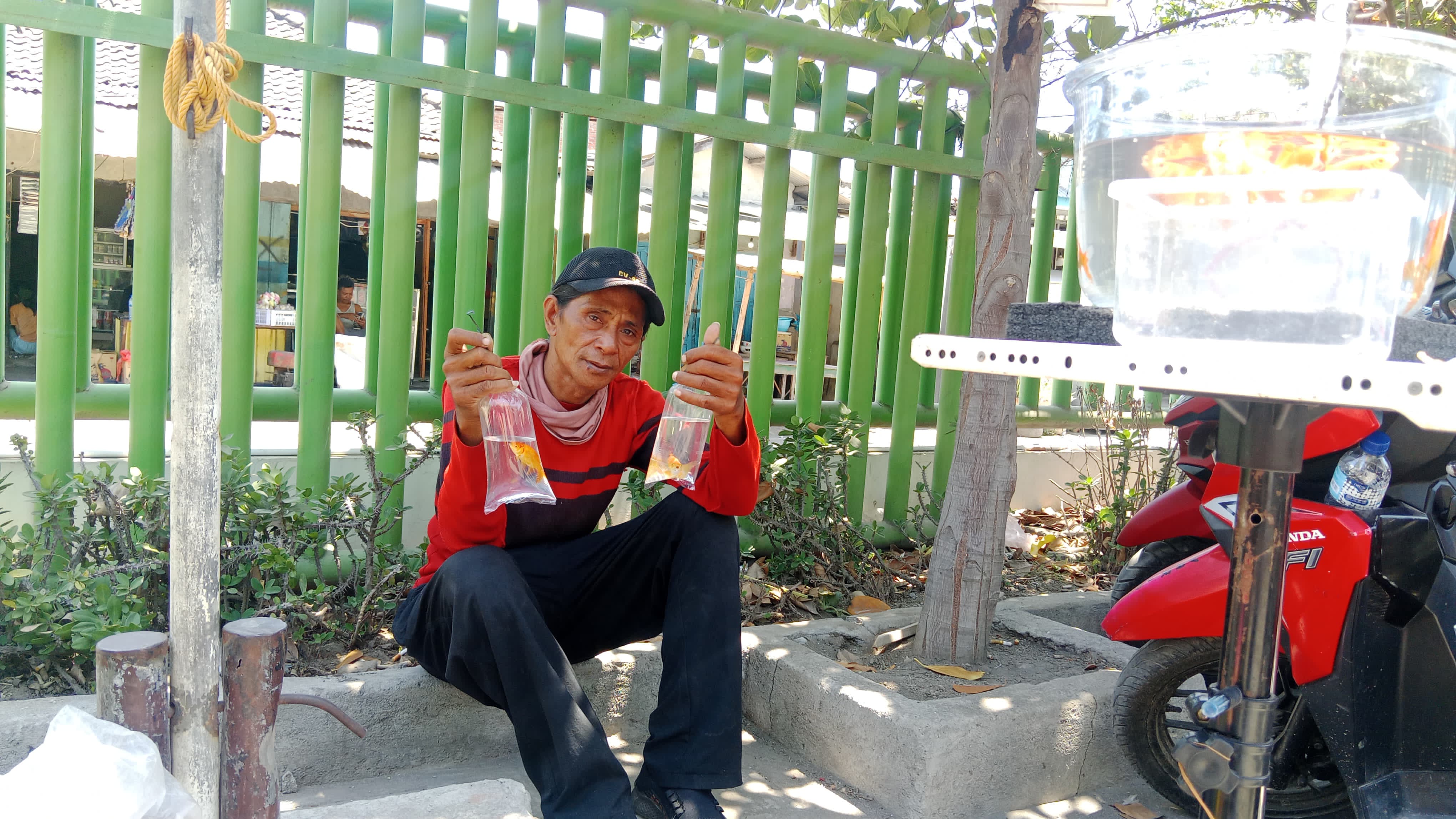 Abdul Gani Murad saat menjajakan dagangannya di Lotim, belum lama ini.