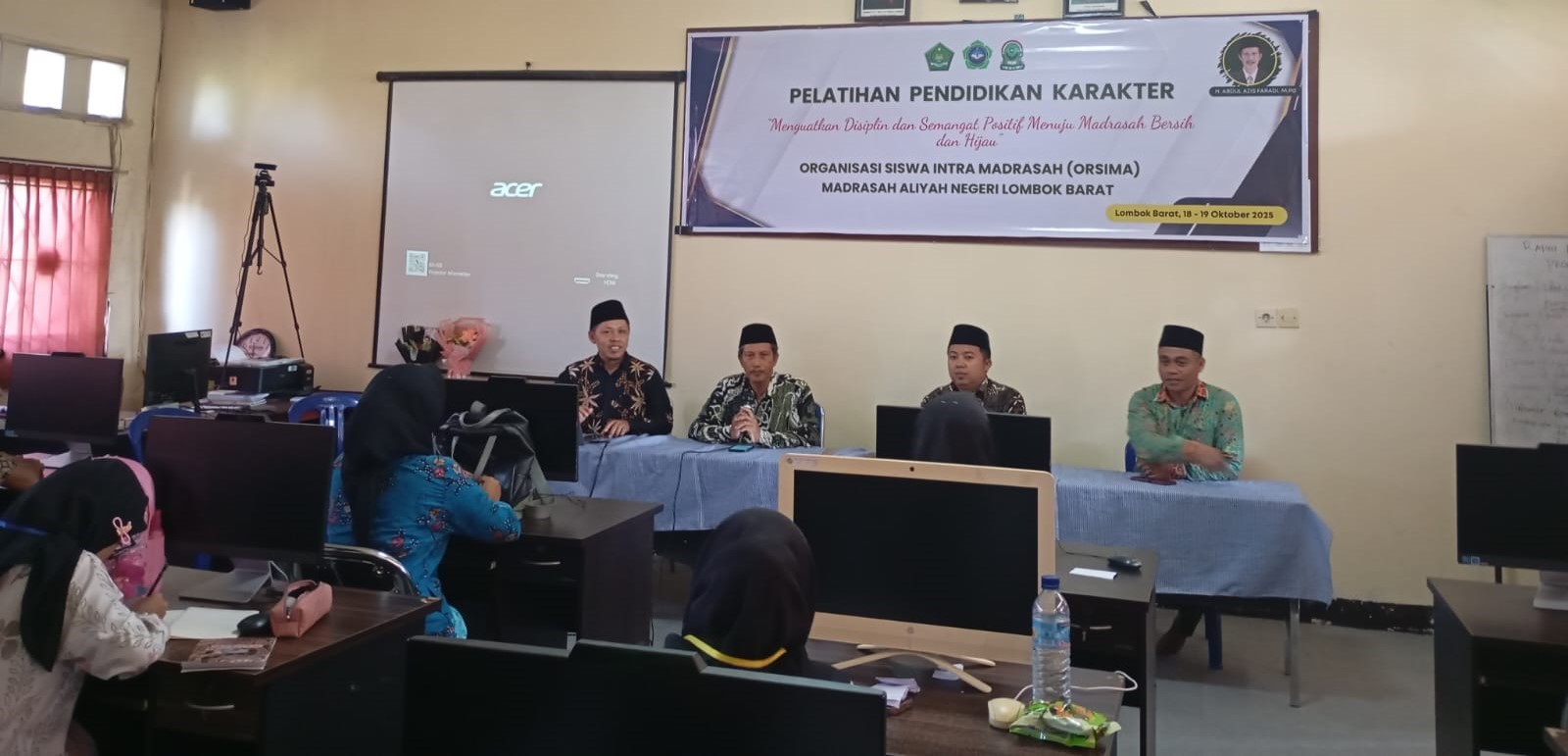 Kepala MAN Lobar Abdul Azis Faradi membuka Pelatihan Pendidikan Karakter bagi Orsima, Sabtu lalu (18/10). Pelatihan yang diikuti Orsima MAN Lobar tekankan disiplin peduli lingkungan.