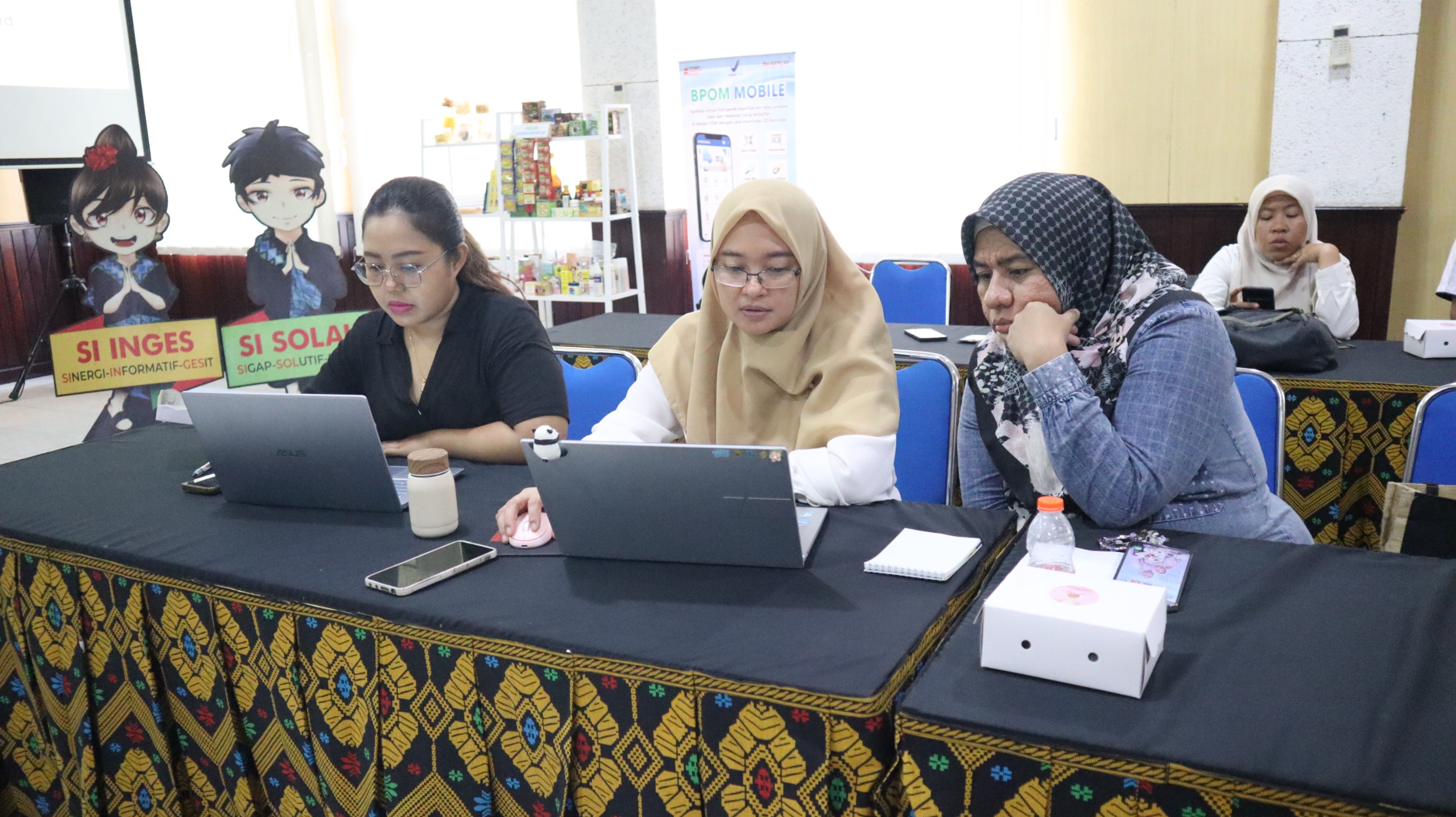 Tim BBPOM Mataram (tengah) mendampingi pendaftaran pangan olahan pelaku usaha pangan lokal untuk penerbitan NIE, di aula BBPOM Mataram.
