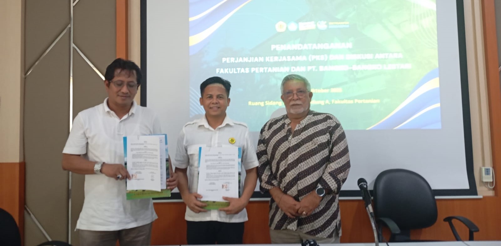 Wakil Dekan I Fakultas Pertanian Unram Hairil Anwar dan pihak PT Bangko-Bangko Lestari dan menunjukkan perjanjian kerja sama, Senin lalu (20/10). Unram kolaborasi untuk wisata hijau.