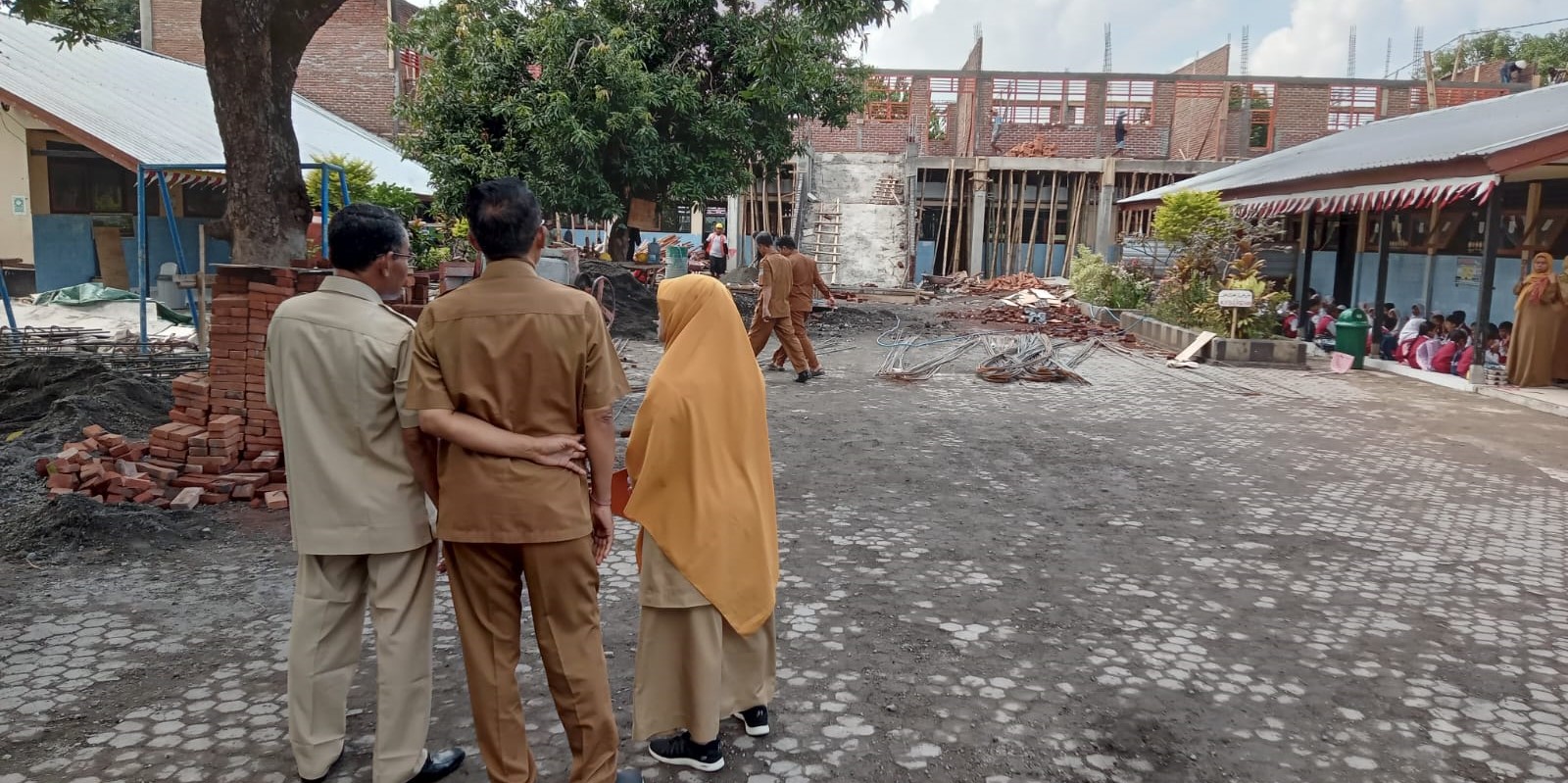 Kabid Dikdas Disdik Kota Mataram Syarafudin saat melihat progres pengerjaan proyek strategis pendidikan di SDN 15 Mataram. Disdik Mataram perketat pengawasan proyek strategis pendidikan.