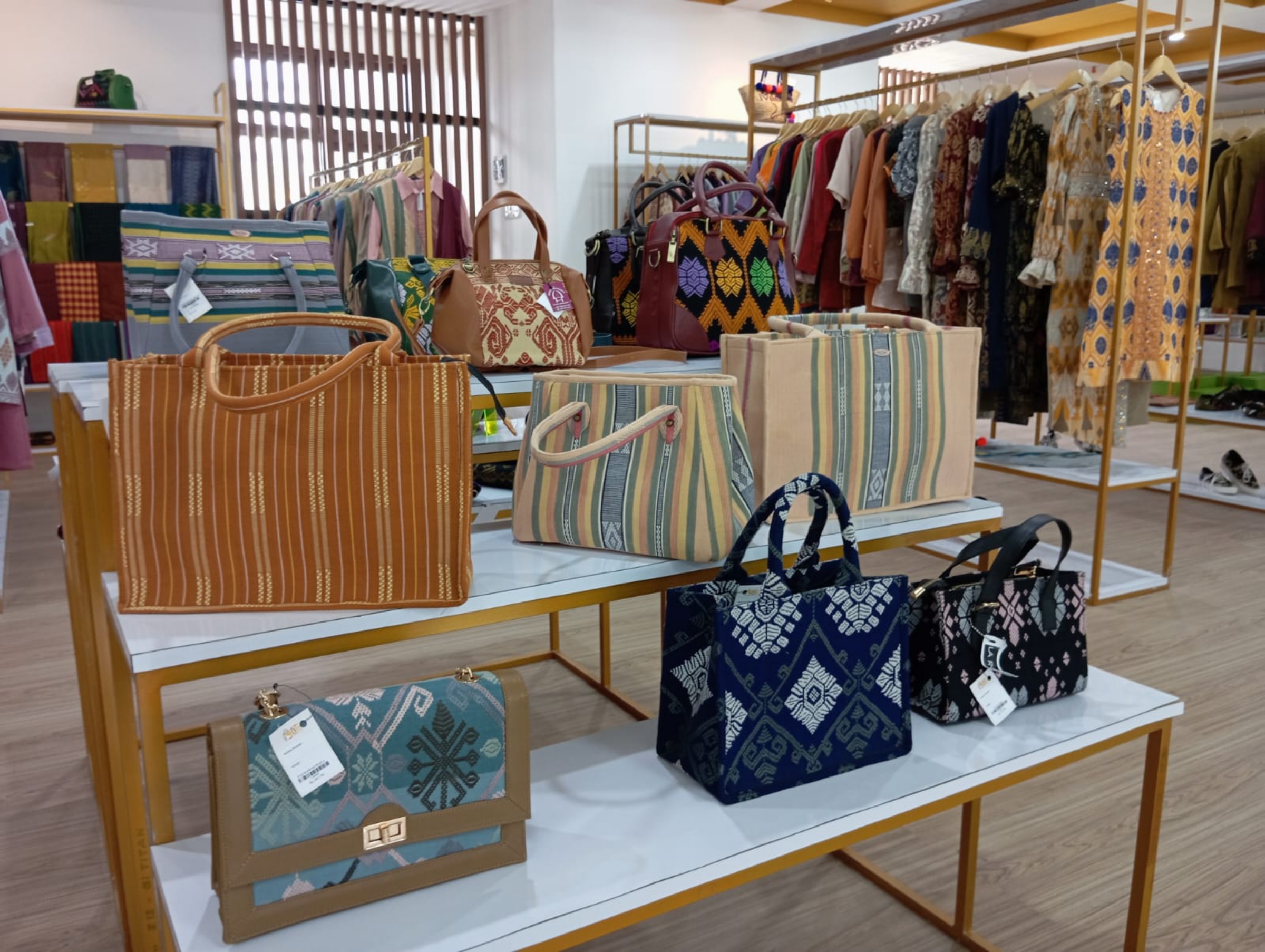 Produk tas yang dibuat dari bahan kain tenun, salah satu produk unggulan NTB yang mejeng di etalase NTB Mall.