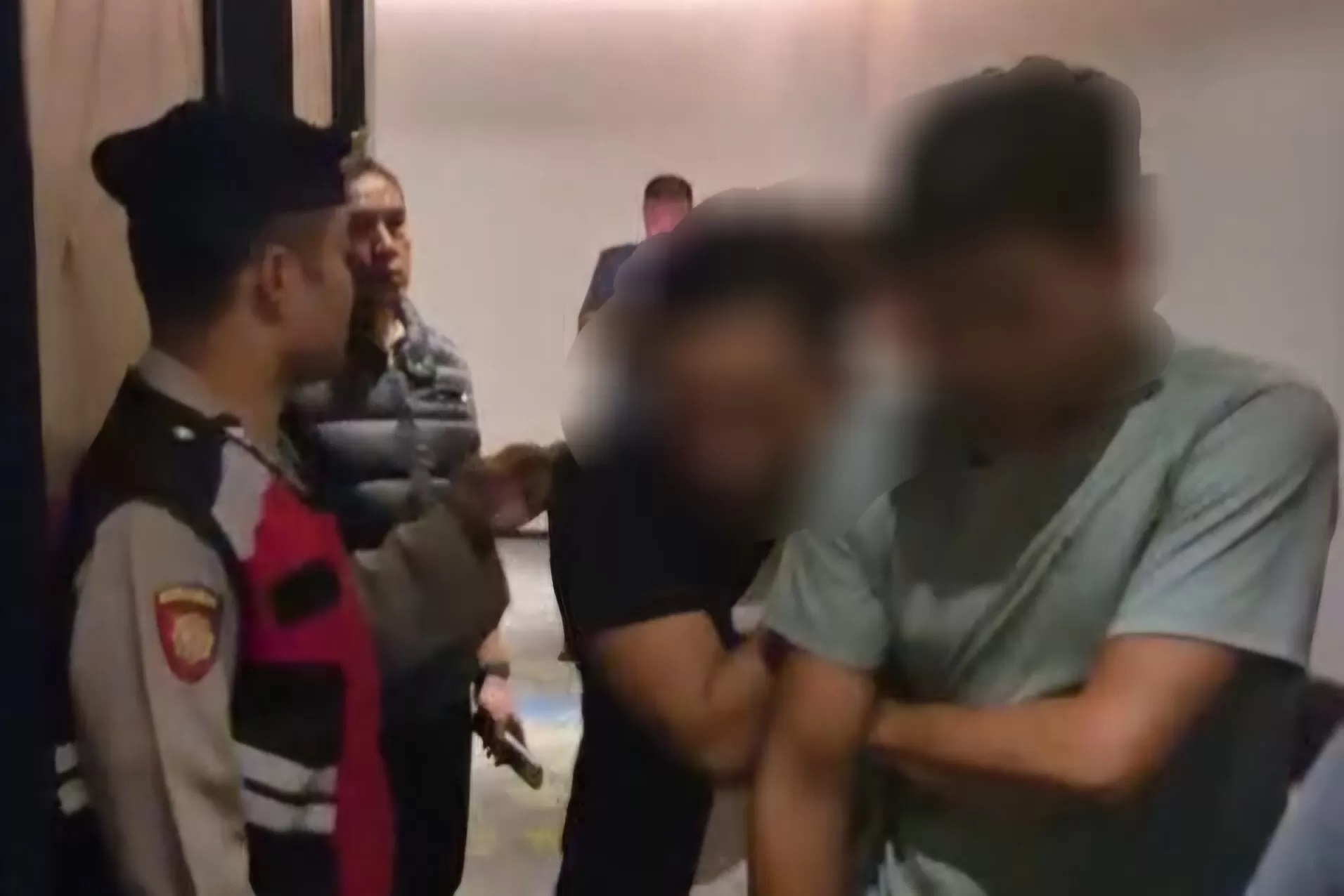 Heboh Pesta Seks Sesama Jenis di Hotel Ngagel Surabaya, 34 Pria Kini Jadi Tersangka. (Dokumentasi Satsamapta Polrestabes Surabaya)