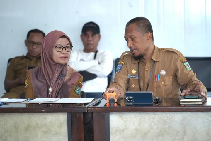 Pj Sekda Kota Bima Mariamah saat rapat koordinasi dan penyusunan rencana kerja (Renja) tim NUFReP di aula Bappeda Kota Bima, Senin (20/10).
