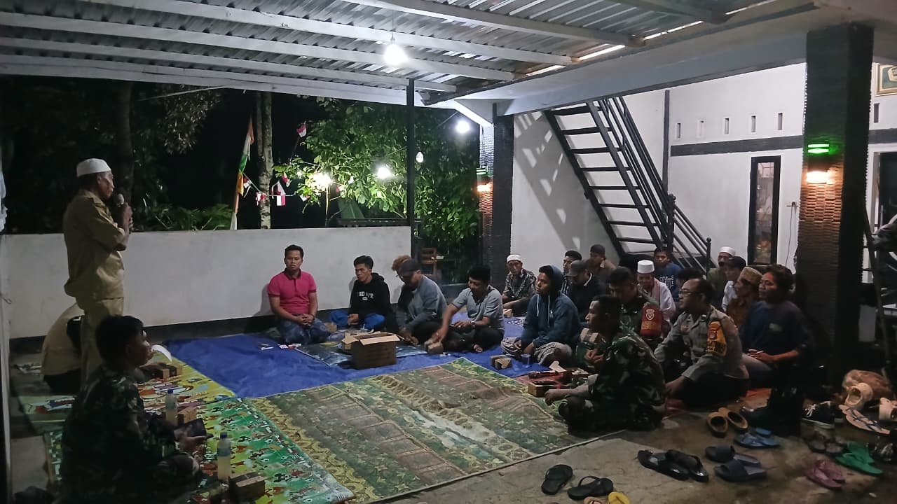 Sosialisasi perkebunan dan kelestarian hutan yang menjadi bagian dari program TNI Manunggal Membangun Desa (TMMD) ke-126 Komando Distrik Militer (Kodim) 1606/Mataram, di kediaman kepala Dusun Murpeji.