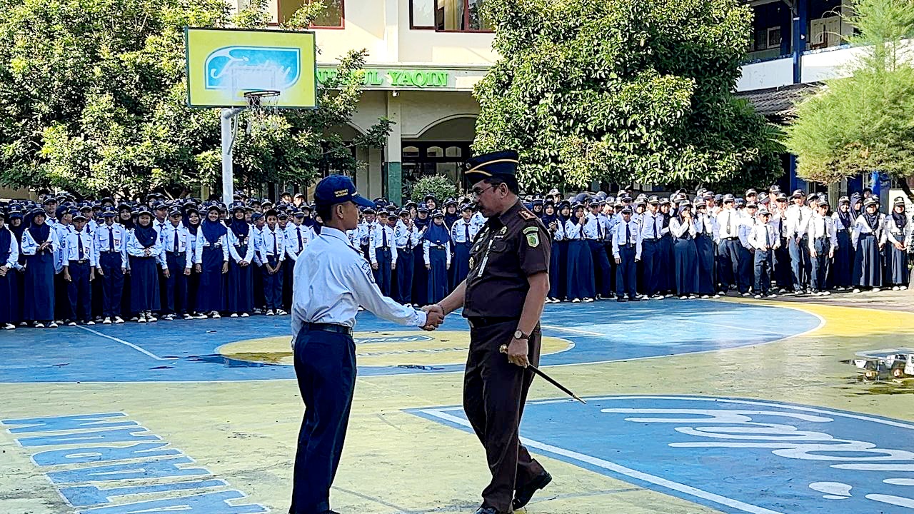 BERIKAN KETELADANAN: Kajari Mataram saat menjadi inspektur upacara di SMPN 2 Mataram, Senin (20/10).