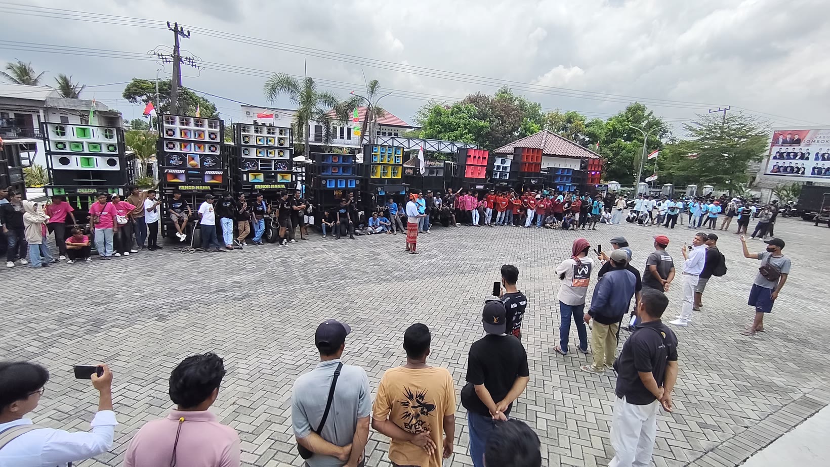 Puluhan grup Kecimol gelar aksi damai ke kantor DPRD Lombok Tengah, Selasa (21/10) siang.