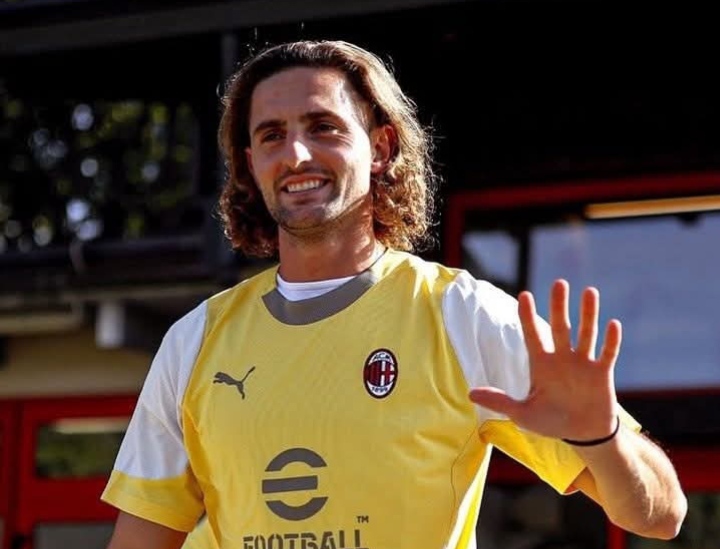Pemain AC Milan Adrien Rabiot yang tengah menderita cedera.
