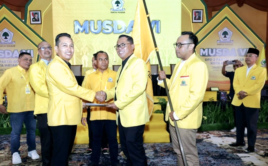 Sekretaris DPD I Golkar NTB Firadz Pariska menyerahkan SK ketua formatur ke Rino Rinaldi setelah terpilih sebagai ketua DPD II Golkar Mataram, Minggu (19/10).