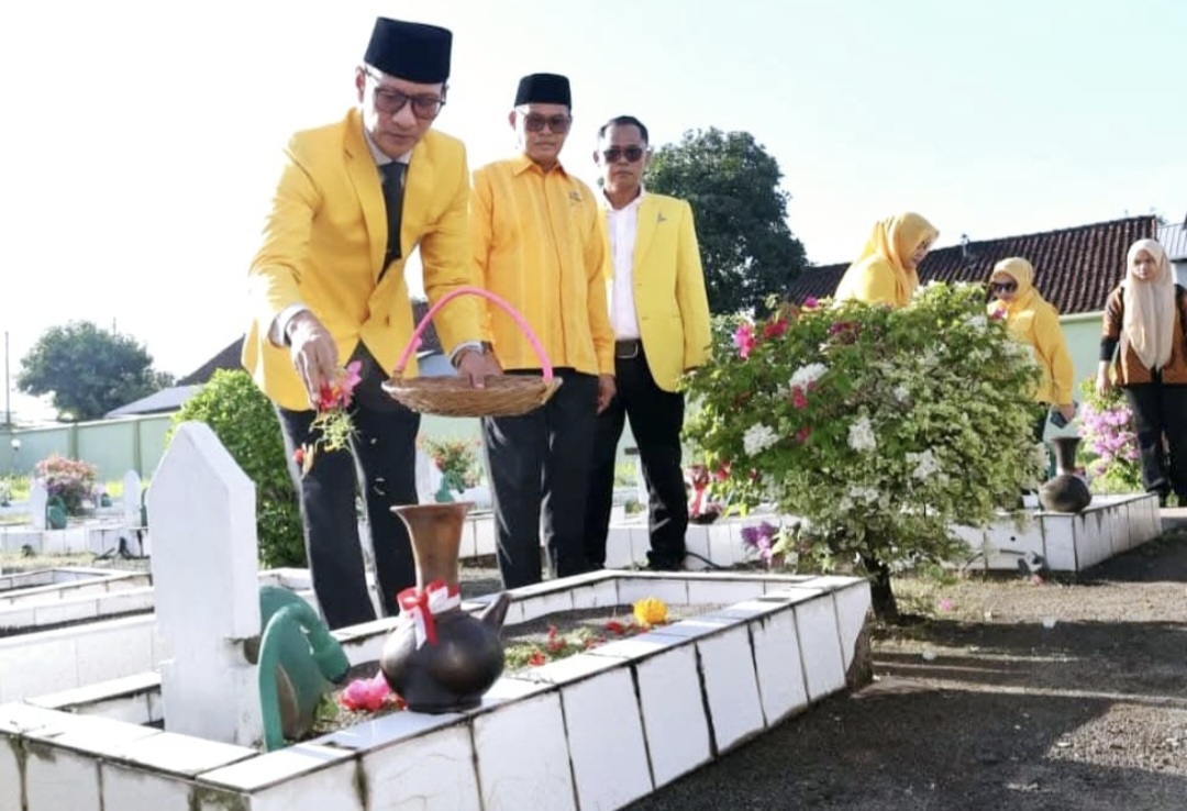 Ketua DPD I Golkar NTB Mohan Roliskana memimpin ziarah makam dan tabur bunga di Taman Makam Pahlawan (TMP) Majeluk, Kota Mataram, Senin (20/10).