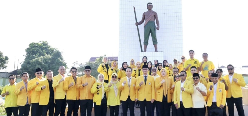 Ketua DPD I Golkar NTB Mohan Roliskana memimpin ziarah makam dan tabur bunga di Taman Makam Pahlawan (TMP) Majeluk, Kota Mataram, Senin (20/10).