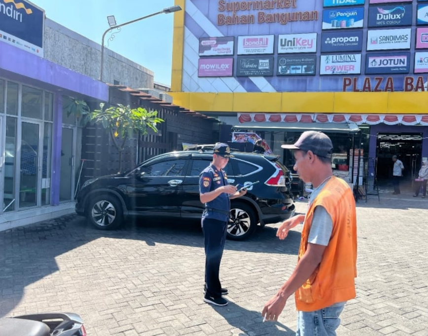CEK LAPANGAN: Petugas saat turun melakukan pemetaan kawasan yang potensial sumbang PAD bagi daerah, Senin (18/8).