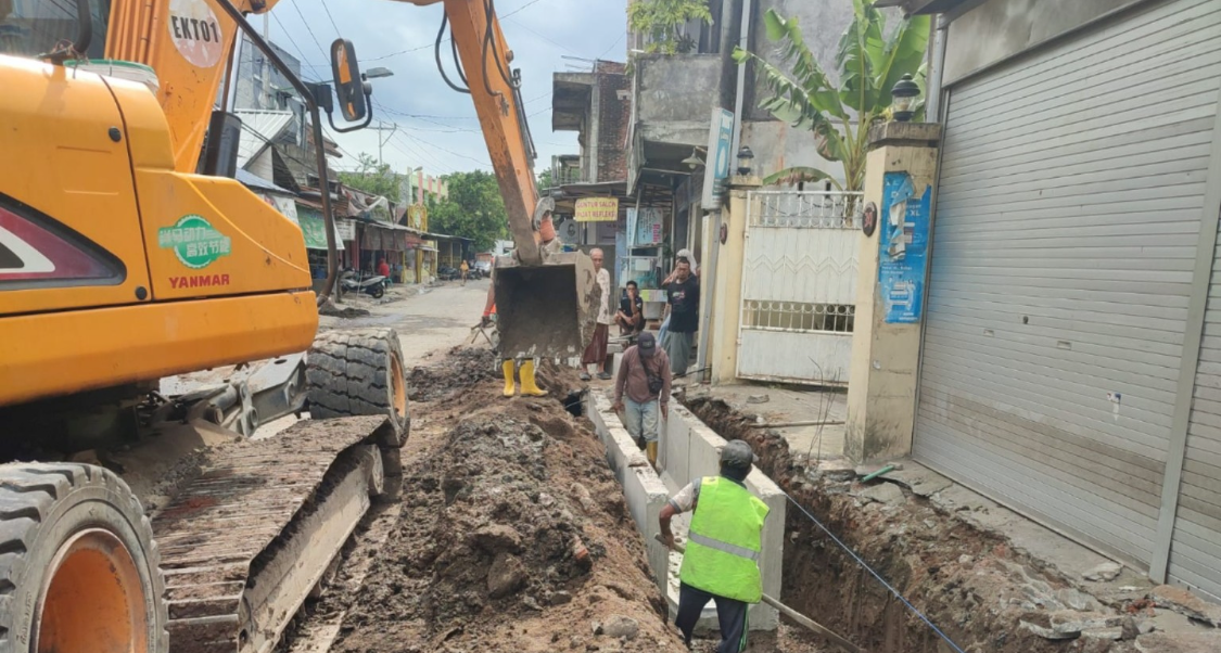 Proses perbaikan drainase dan jalan di jalan Swadaya.