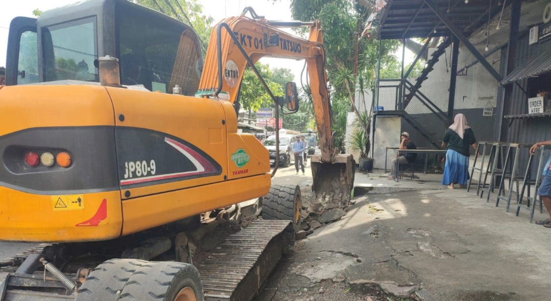 Pembongkaran drainase oleh pelaksana saat perbaikan saluran di jalan Swadaya.