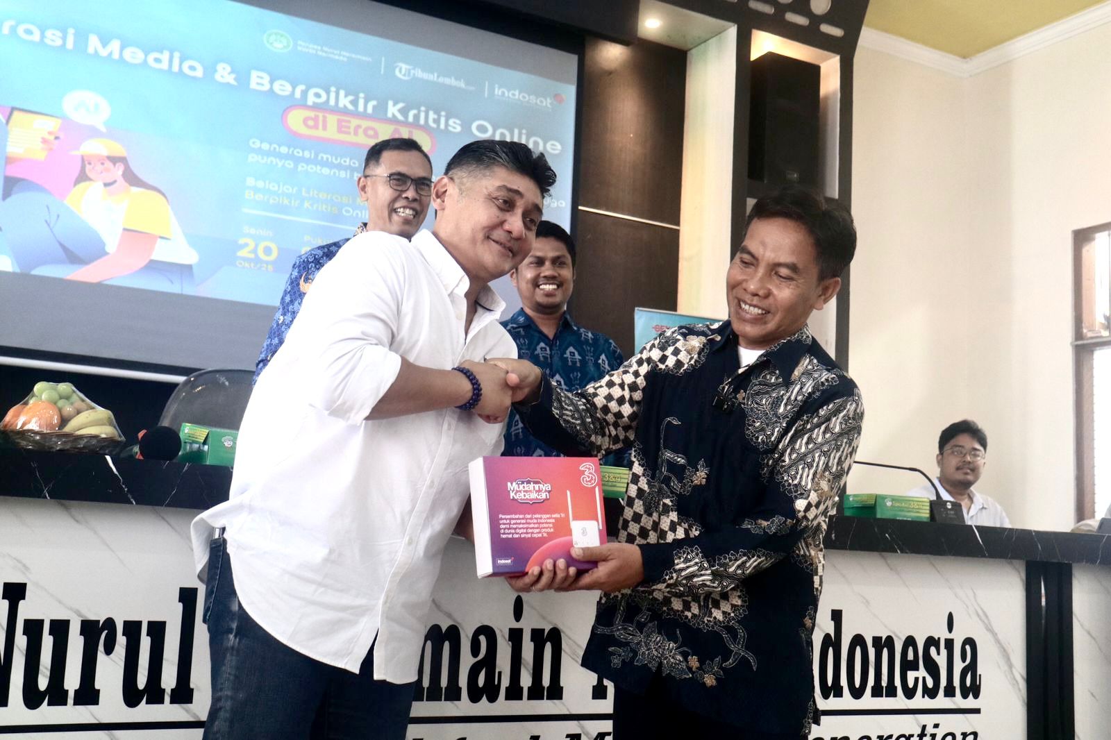 Indosat menggelar Workshop Literasi Digital di Pondok Pesantren Nurul Haramain Narmada Lombok Barat, Senin (20/10). Selama workshop, peserta mendapat dua materi seputar pemanfaatan teknologi digital