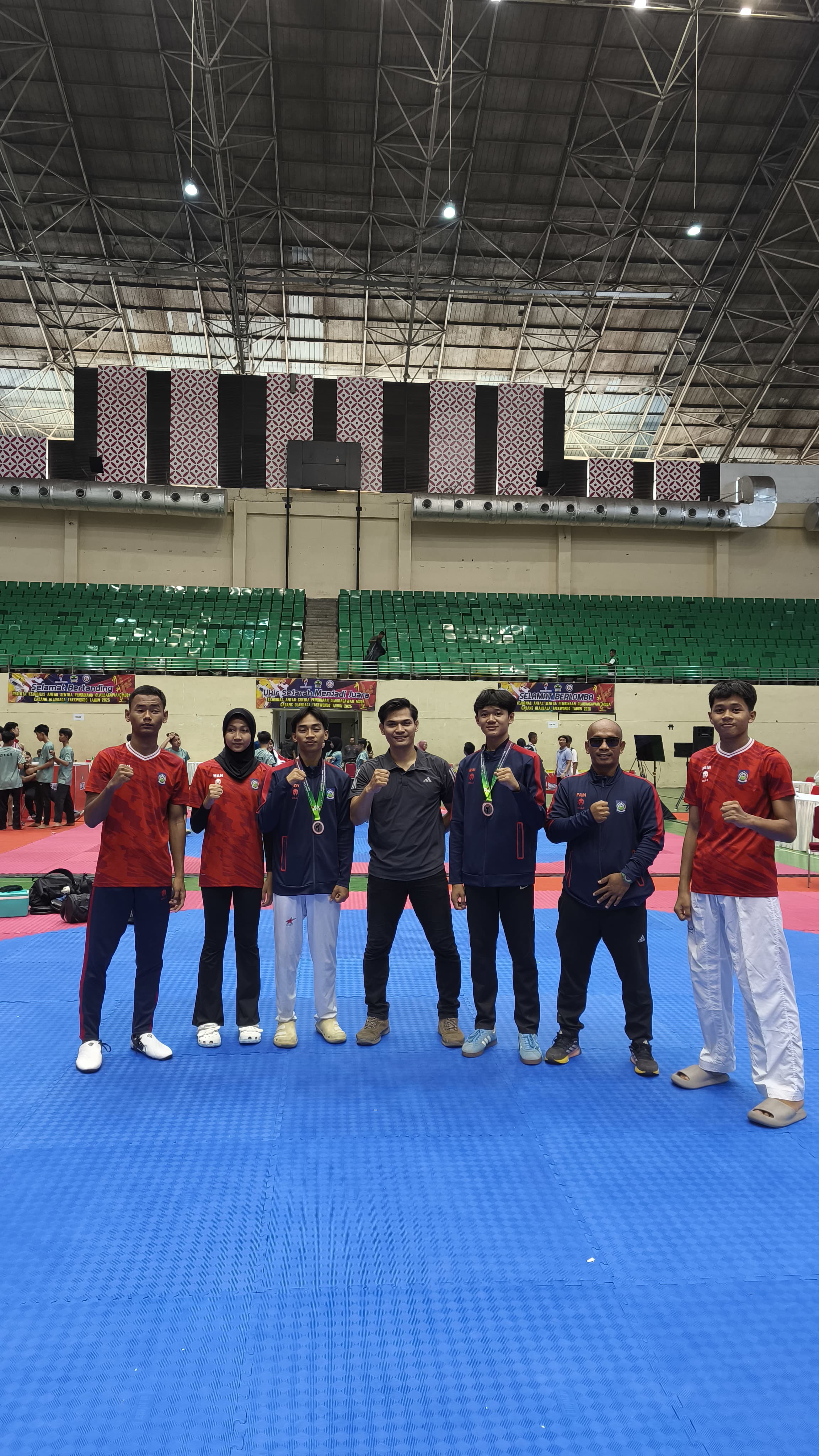 Atlet taekwondo pelajar NTB berhasil meraih dua medali perak dalam ajang Kejuaraan Nasional Antar Sentra Pembinaan Olahraga 2025