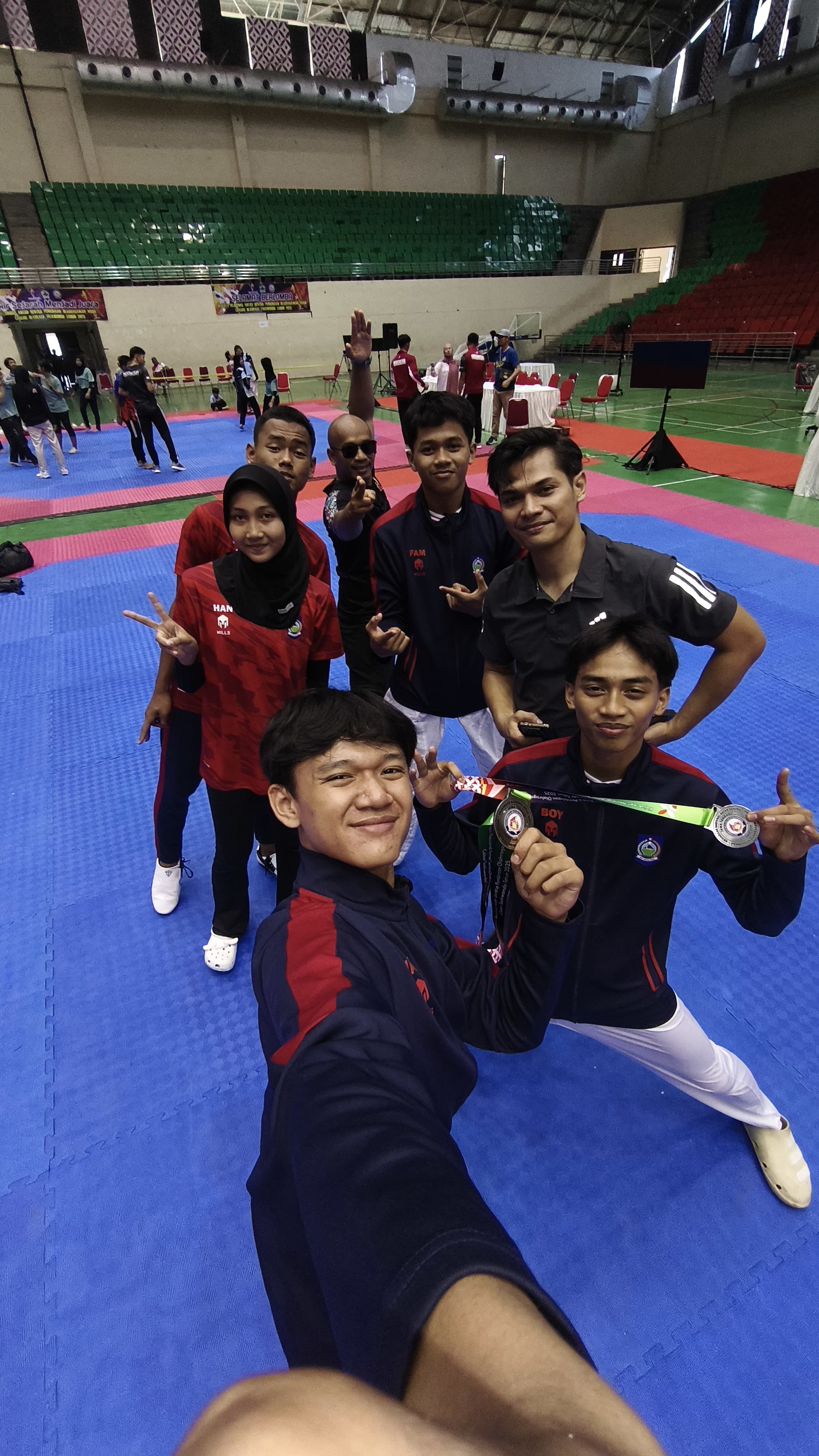 Atlet taekwondo pelajar NTB berhasil meraih dua medali perak dalam ajang Kejuaraan Nasional Antar Sentra Pembinaan Olahraga 2025