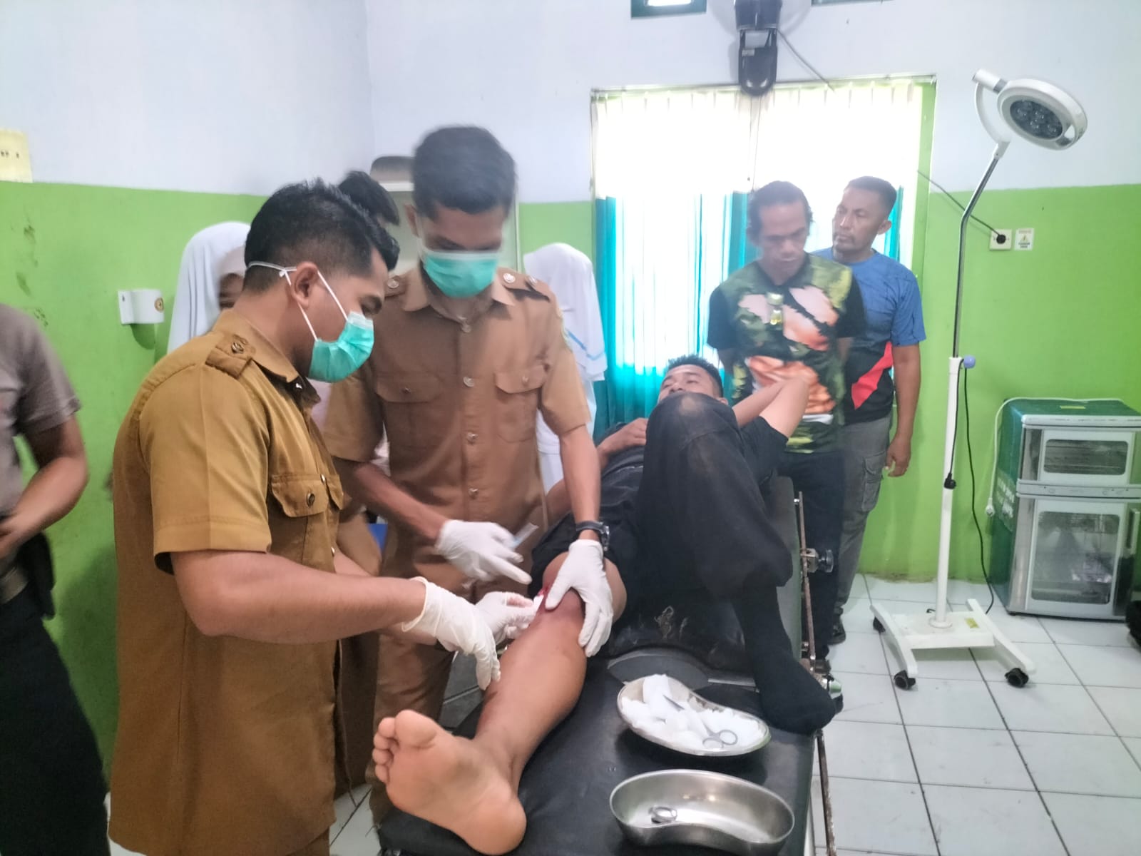 Anggota Brimob Kompi III Yon C Bharaka Gita Ariadin mendapat perawatan di Puskesmas Sape, Selasa (21/10).