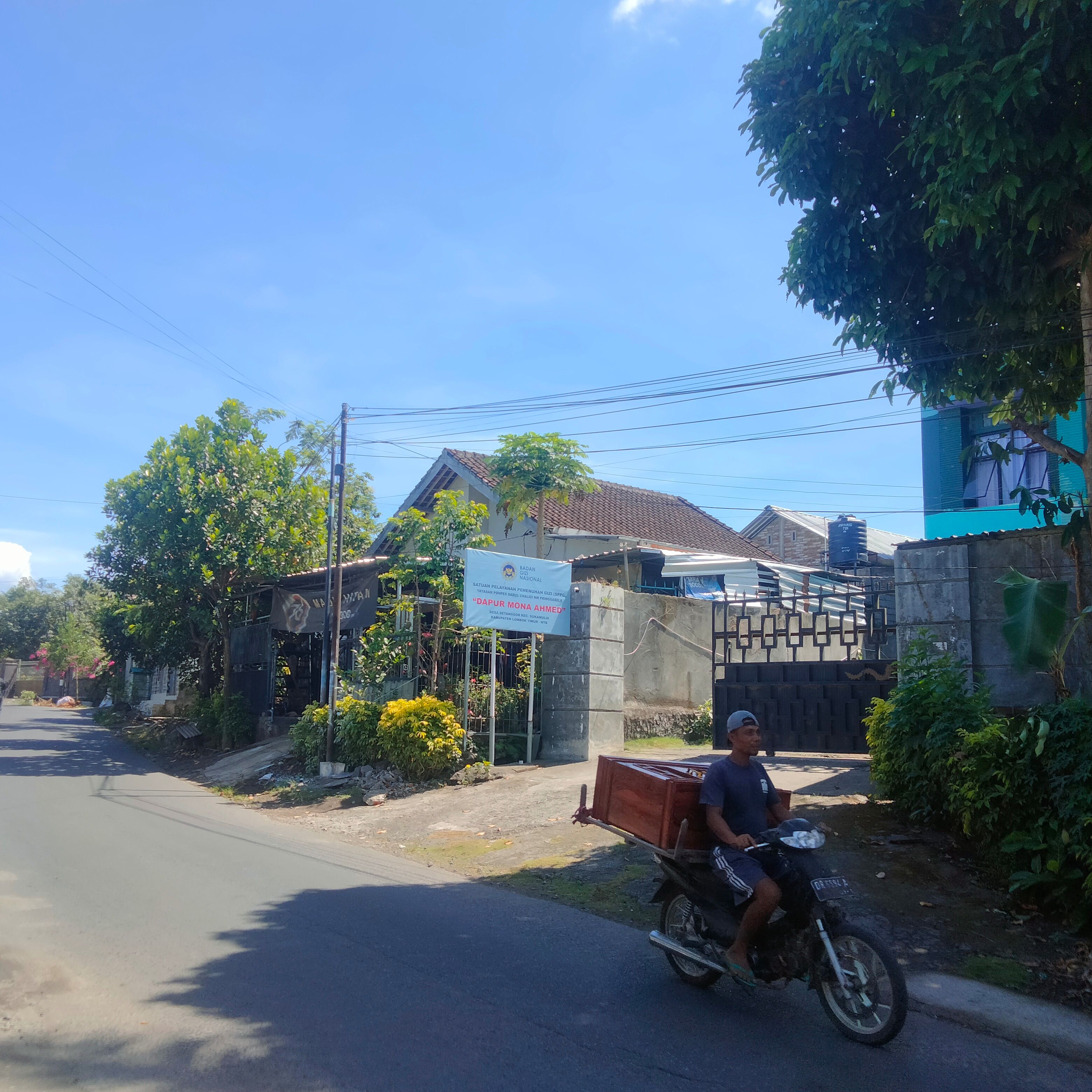 Kondisi dapur MBG di Desa Setanggor yang berhenti sementara menyalurkan makanan MBG ke sekolah, Senin (20/10).