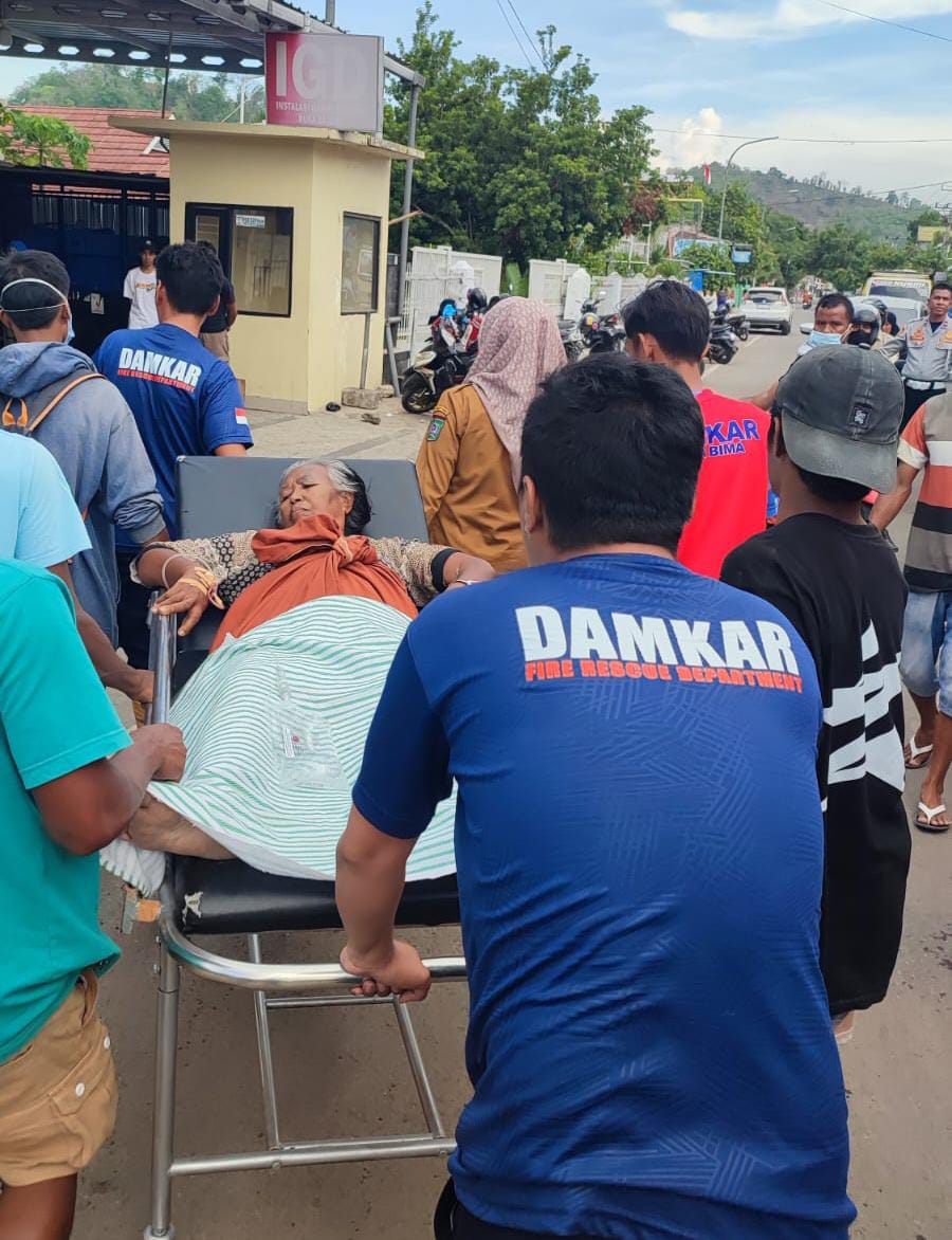 Petugas Damkar Kota Bima membantu mengevakuasi pasien RS dr Agung Kota Bima, Senin (20/10).