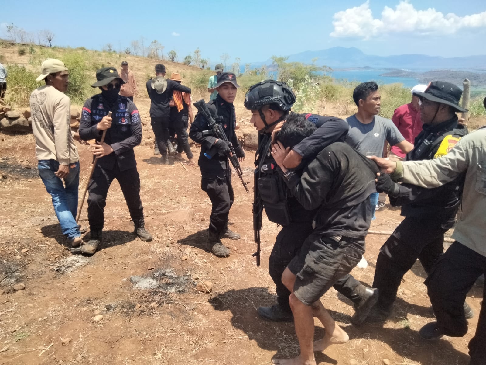 Tim gabungan anggota Koramil 1608-03/Sape, Polsek Sape dan Brimob Kompi III Yon C Sape menangkap pelaku Agus di Gunung Buncu, Selasa (21/10)