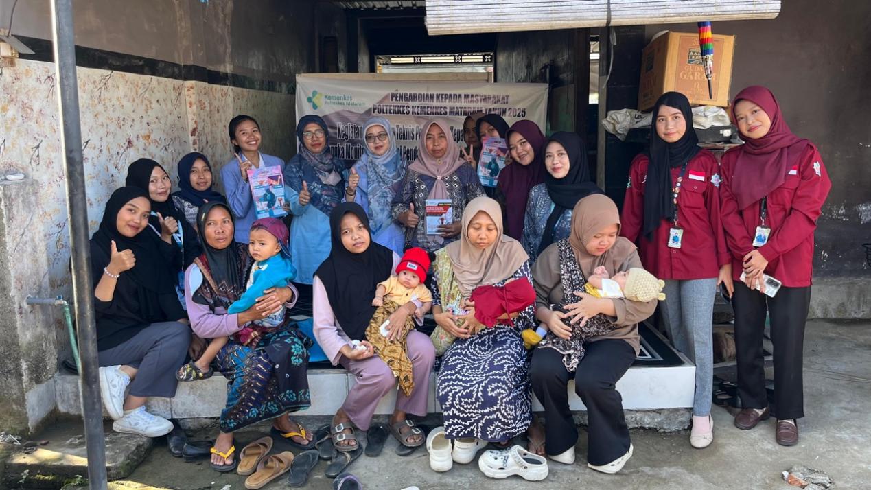 SINERGI NYATA:&nbsp;Tim pengabdi dari Poltekkes Kemenkes Mataram berfoto bersama kader dan warga Desa Kebon Ayu usai acara pelatihan.