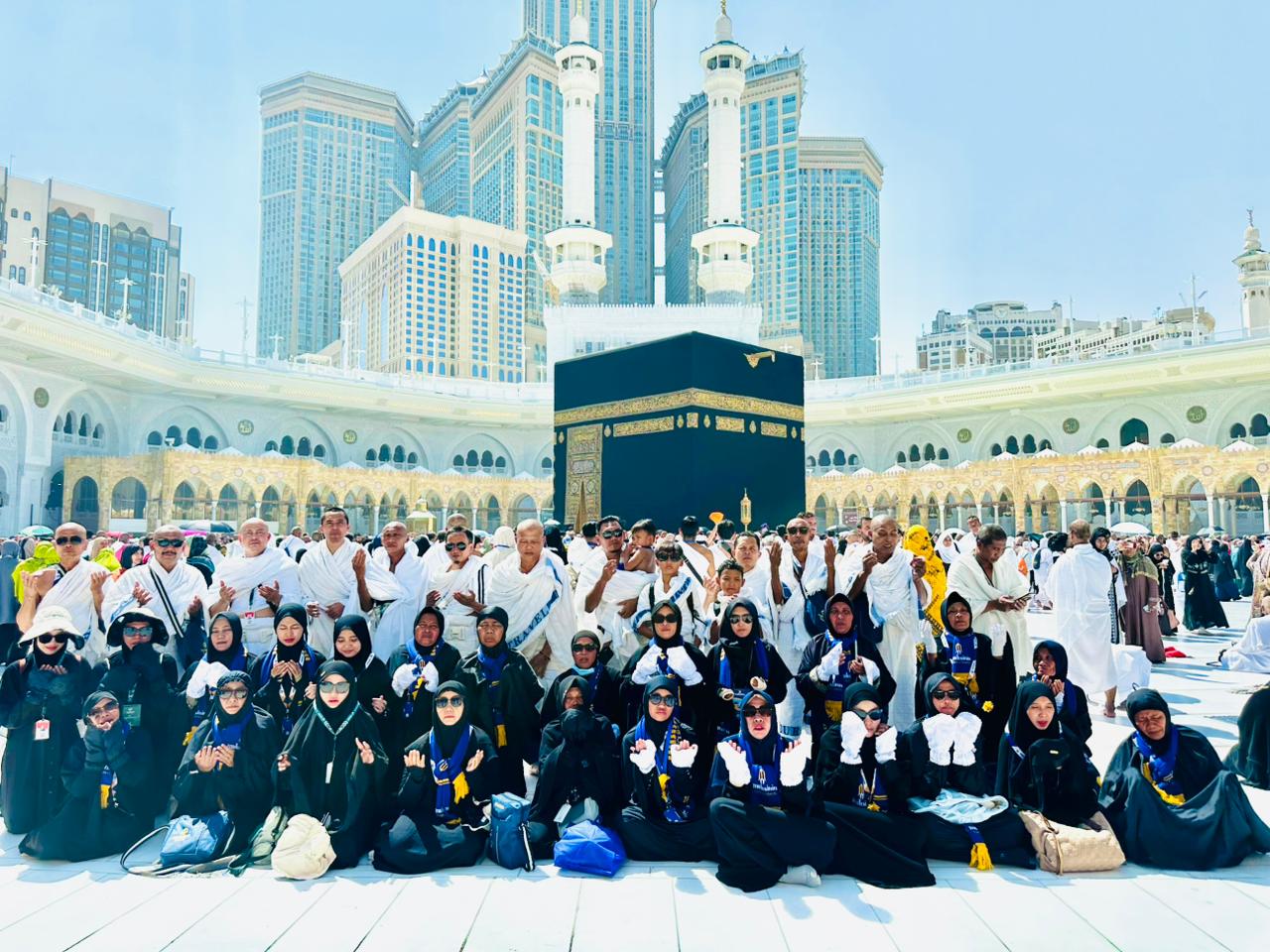 ALHAMDULILLAH: &nbsp;Jamaah Muhsinin Tour and Travel telah melaksanakan ibadah umrah dengan lancar dan khidmat.