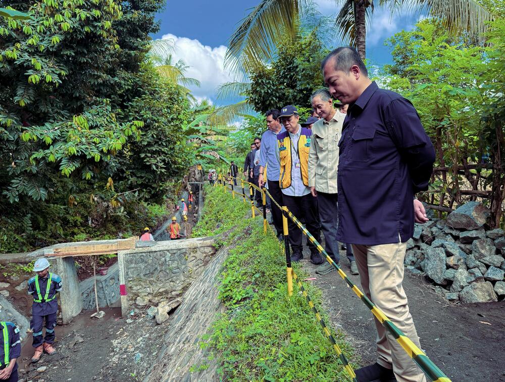 Menteri PU Dody Hanggodo didampingi Gubernur NTB Lalu Muhamad Iqbal meninjau jaringan irigasi di Pulau Lombok, beberapa hari lalu.