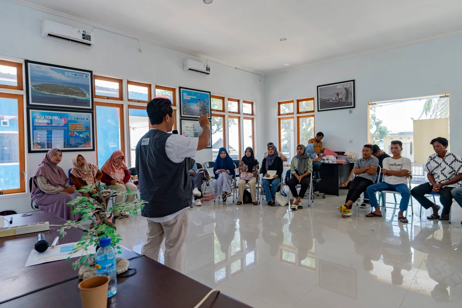 Pelatihan peningkatan kapasitas SDM pemandu wisata di Desa Poto Tano, yang dilakukan AMMAN. (FOTO: gilibalutransformasea)