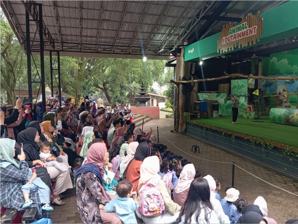 RUANG EDUKASI: Sejumlah murid TK mengunjungi Bandung Zoo, Kota Bandung, Senin (20/10), di hari pertama kebun binatang itu dibuka kembali setelah sempat disegel.