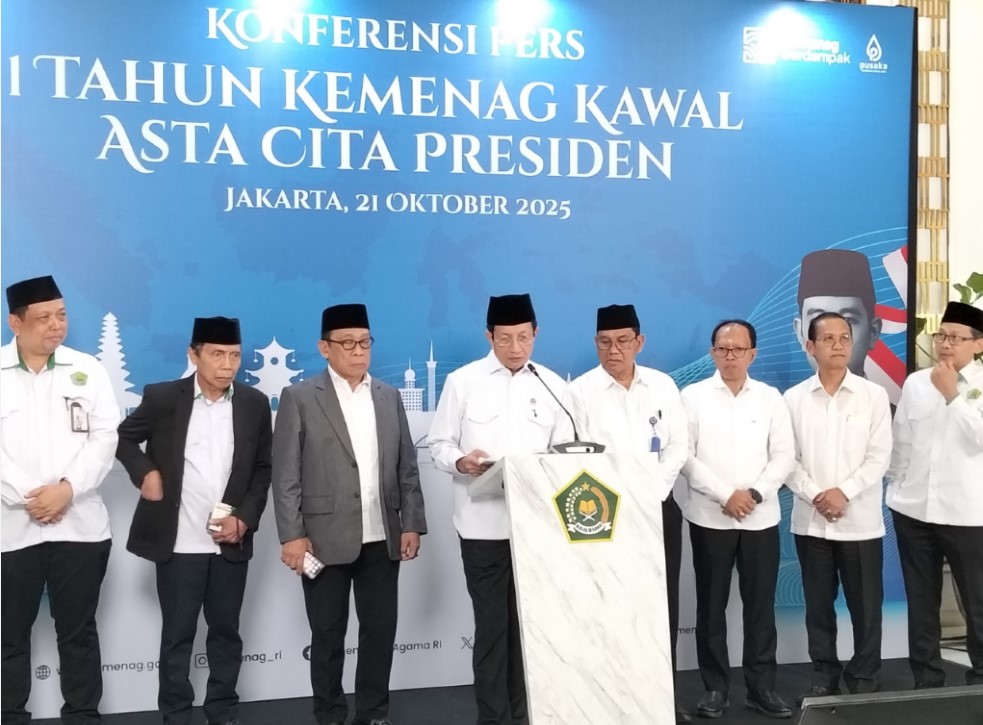 LAPORAN KINERJA: Menag Nasaruddin Umar (tengah) menyampaikan laporan satu tahun kinerja Kemenag di Jakarta (21/10).